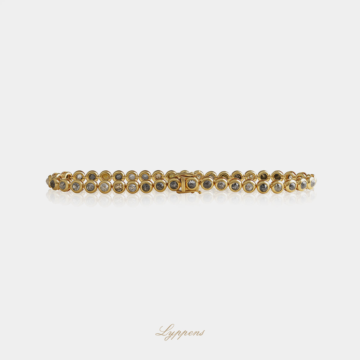 18 karaat geelgouden tennisarmband rondom gezet met kleurrijke roosgeslepen diamanten met een totaalgewicht van 5.50ct