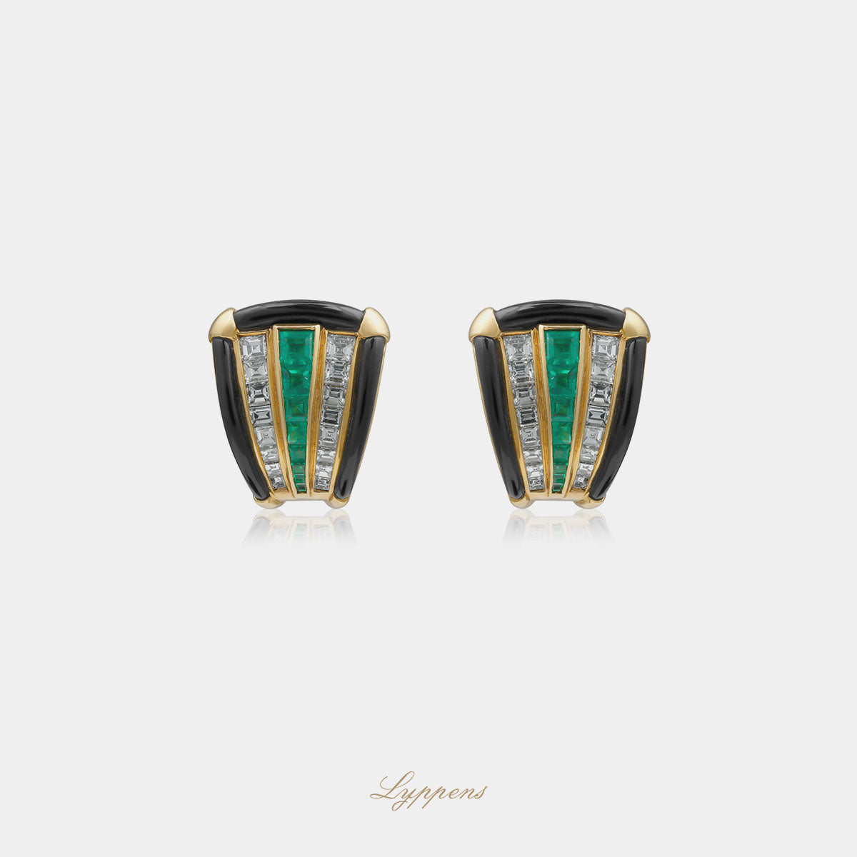 18kt geelgouden vintage oorclips in waaier vorm met prinses geslepen smaragd, prinses geslepen diamant (ca. 1.80ct) en fantasie geslepen onyx