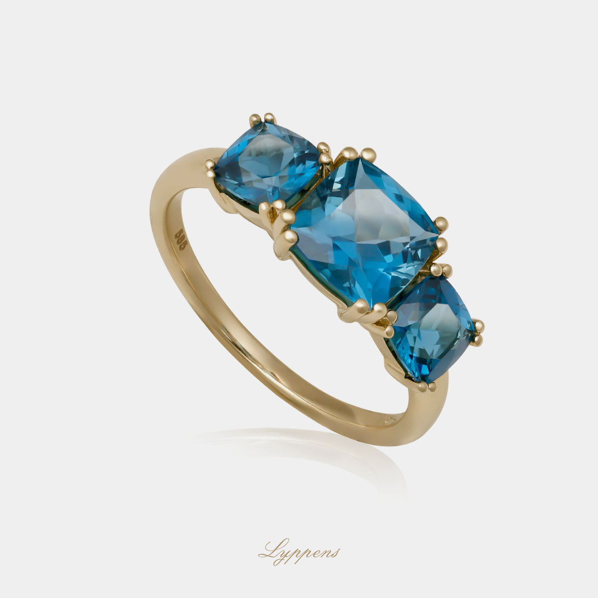 Geelgouden rijring gezet met kussen geslepen topaas in de kleur london bleu.