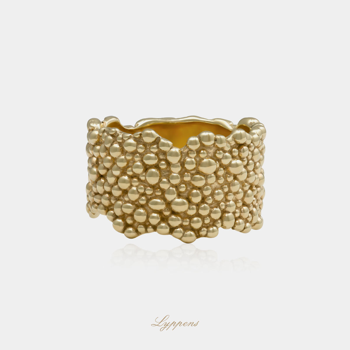 Geelgouden brede ring gedecoreerd met bolletjes van goud