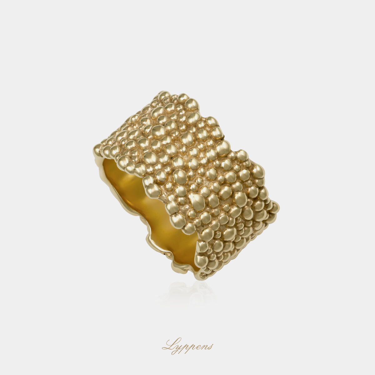 Geelgouden brede ring gedecoreerd met bolletjes van goud