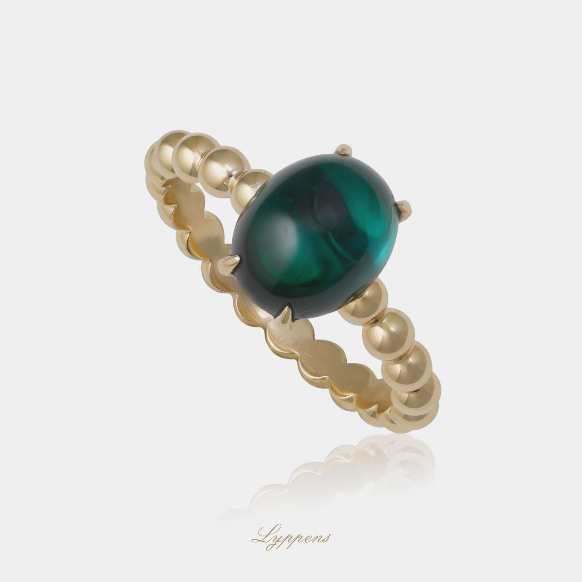Geelgouden bolletjes ring met in het midden gezet een cabochon geslepen toermalijn.