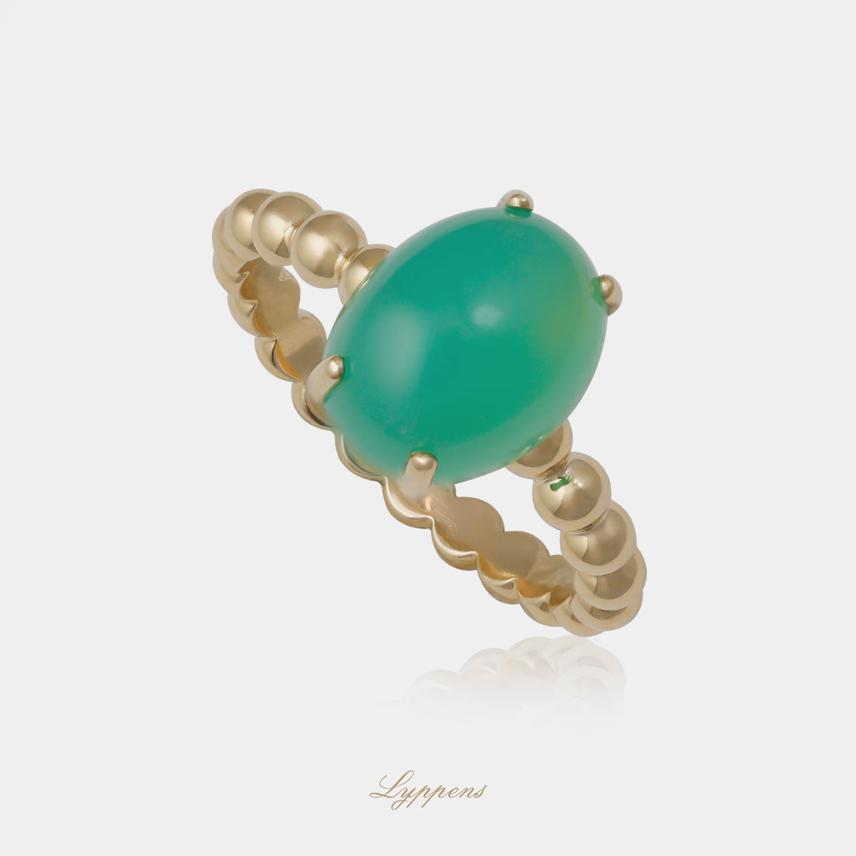 Geelgouden bolletjes ring in het midden gezet met cabochon geslepen chrysopraas. 