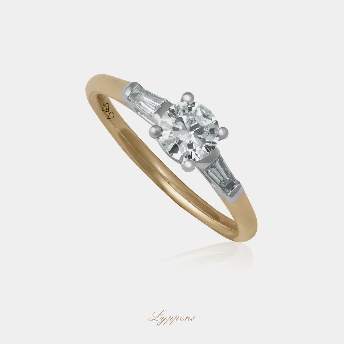 Geelgouden verlovings ring gezet met briljant en baquette geslepen diamant.  