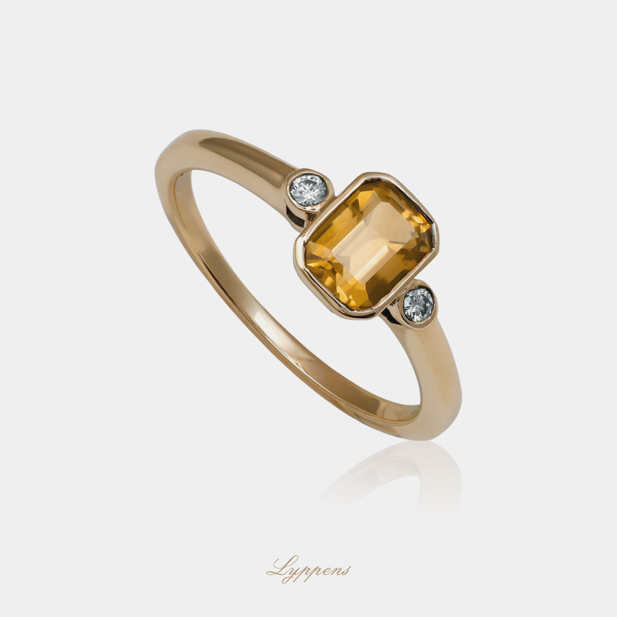 Geelgouden driesteens ring in het midden gezet met citrien en geflankeerd door briljant geslepen diamant.