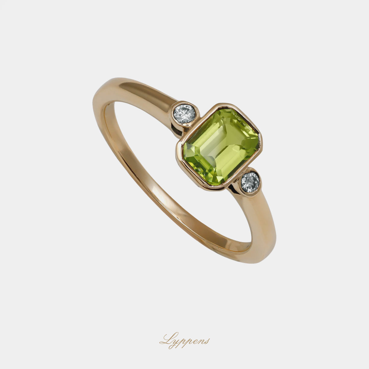 Geelgouden driesteens ring in het midden gezet met peridoot en geflankeerd door briljant geslepen diamant.