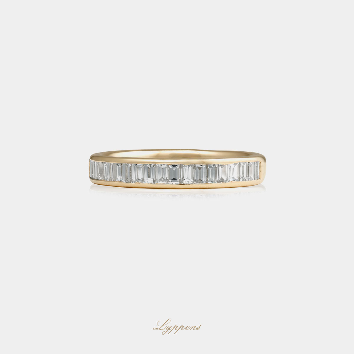 18kt geelgouden rijring gezet met baguette geslepen diamant met een totaalgewicht van 0.46ct.