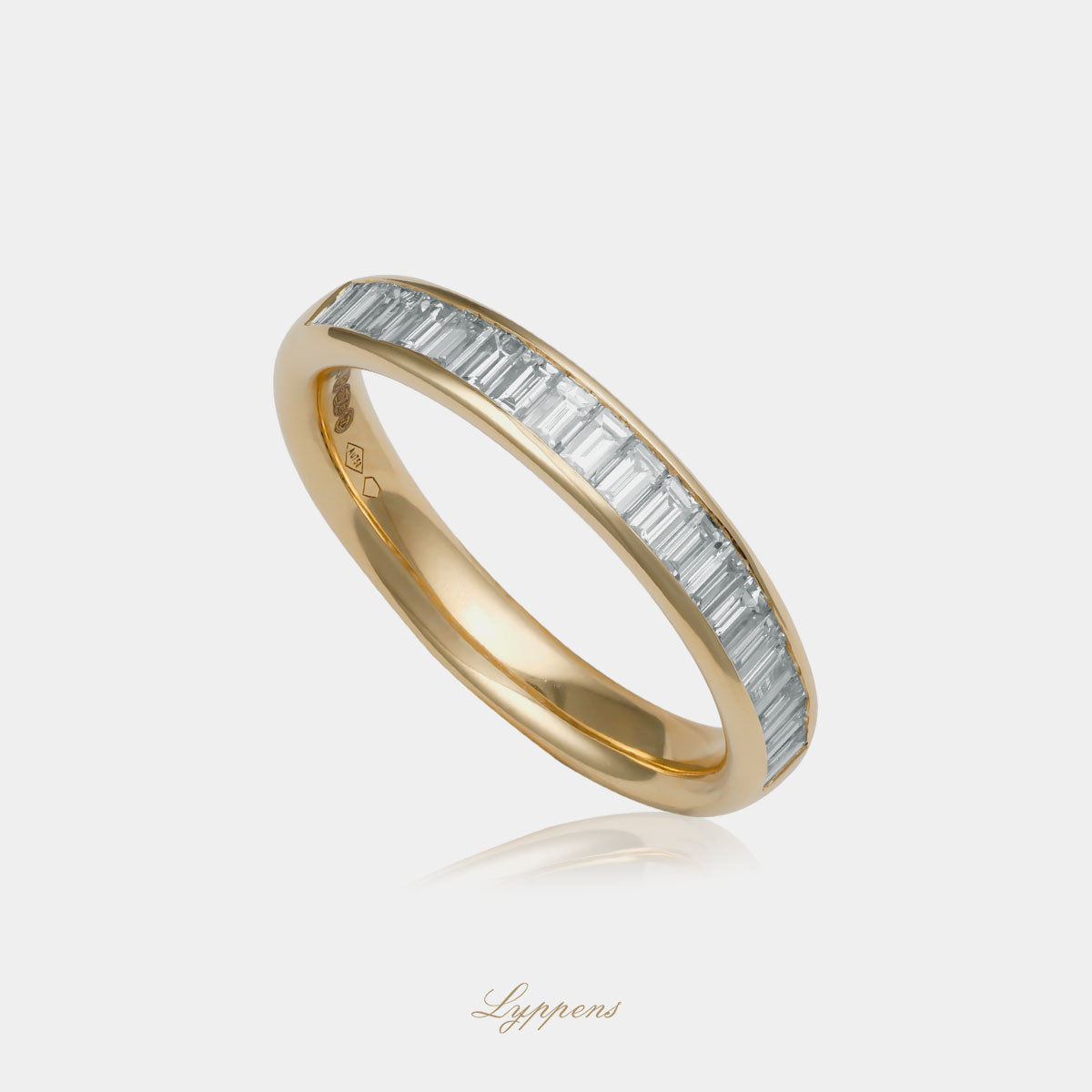 18kt geelgouden rijring gezet met baguette geslepen diamant met een totaalgewicht van 0.46ct.