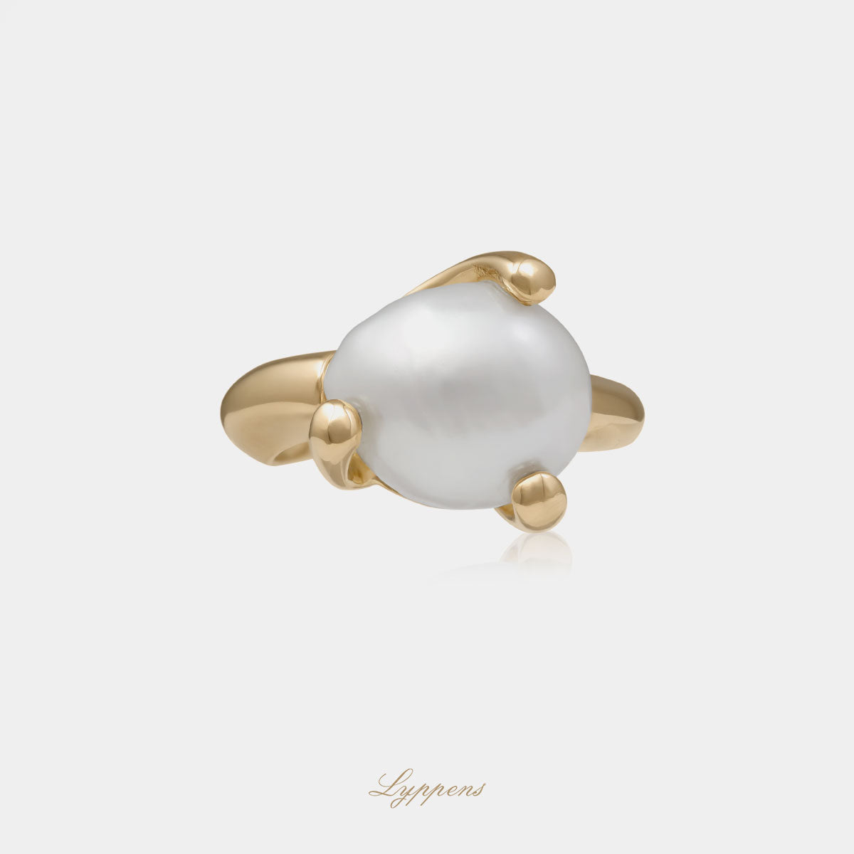 Yellow gold ring with pearl