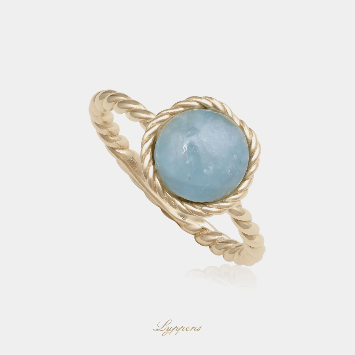 Yellow gold ring with aquamarine