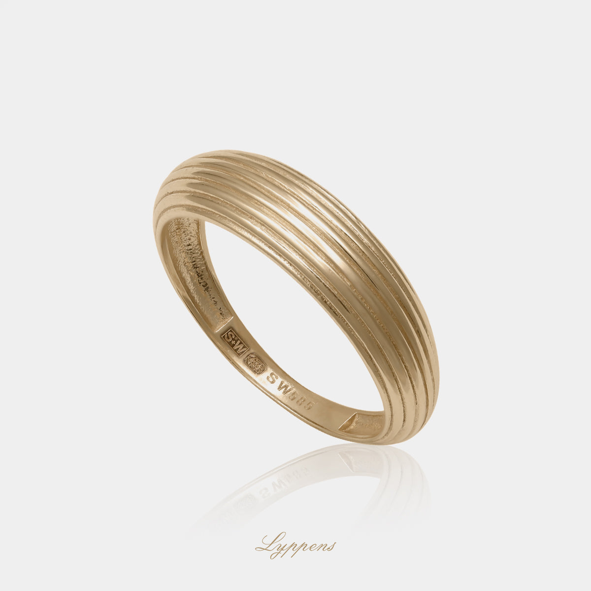 Stijlvolle 14kt geelgouden ring met verfijnd lijnpatroon en breder wordende vorm
