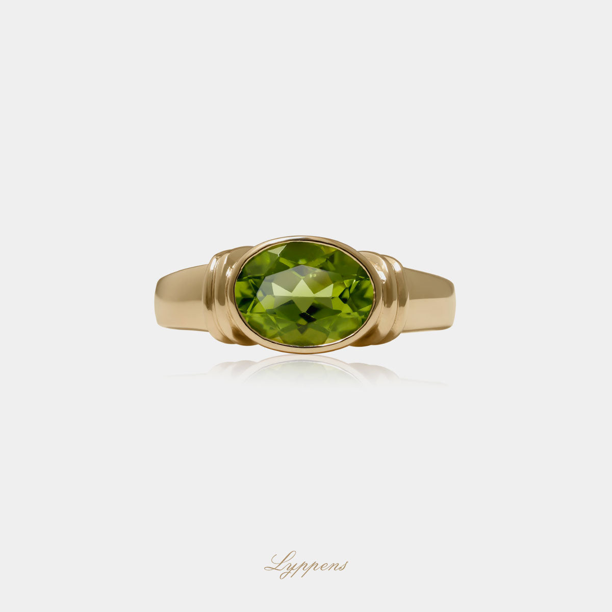 Geelgouden ring in het midden gezet met een ovaal geslepen peridoot.