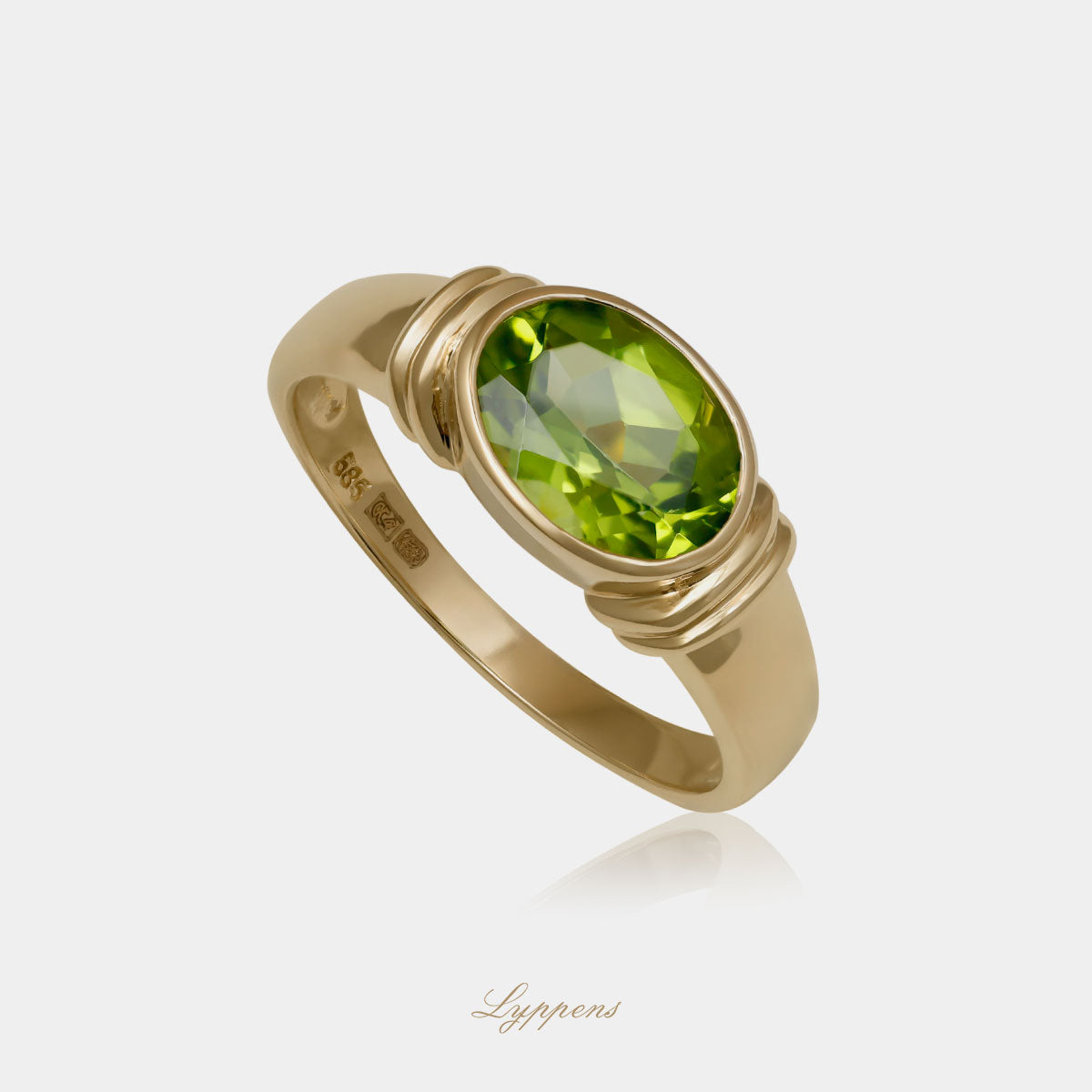 Geelgouden ring in het midden gezet met een ovaal geslepen peridoot.