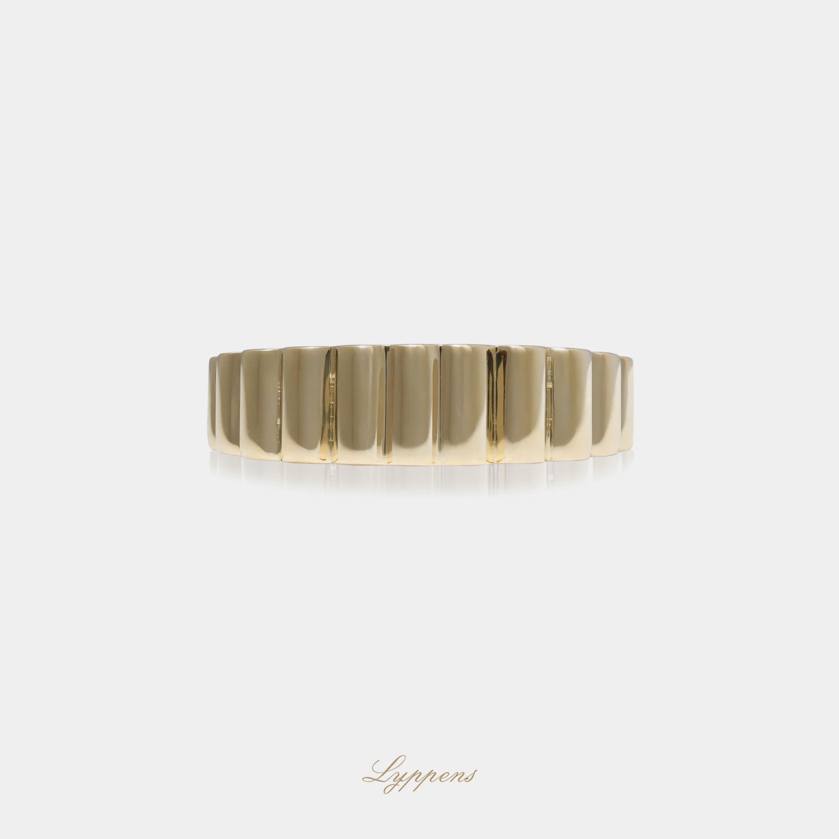 Geelgouden ring opgebouwd uit verticale ribbels verlopend in grote.