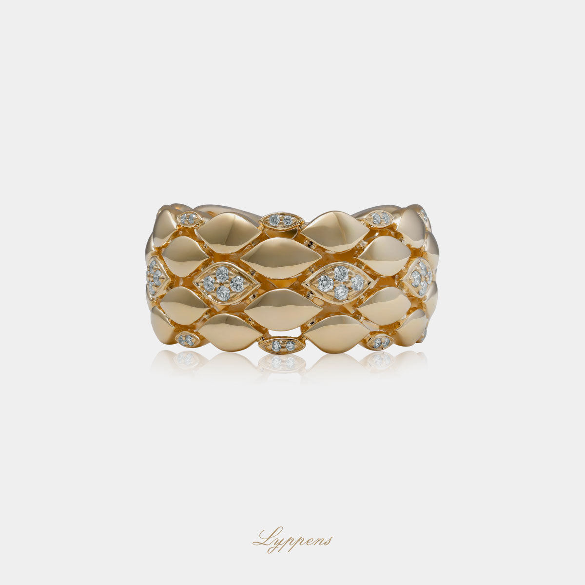 Geelgouden brede ring gezet met briljant geslepen diamant.