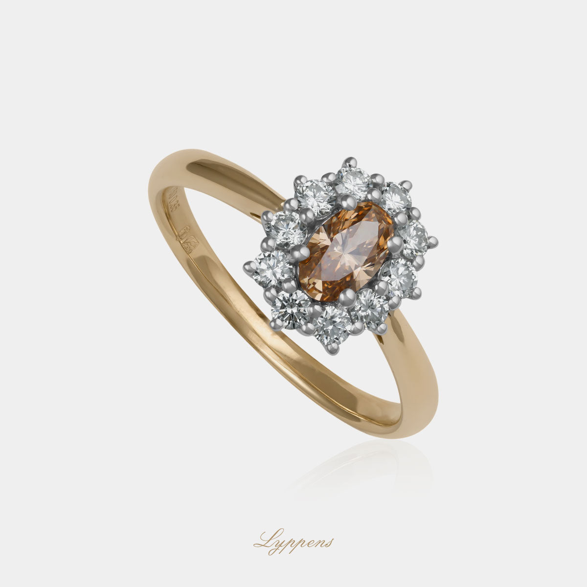 Geel- met witgouden ring in het midden gezet met een ovaal geslepen bruine diamant in een entourage van briljant geslepen diamant.