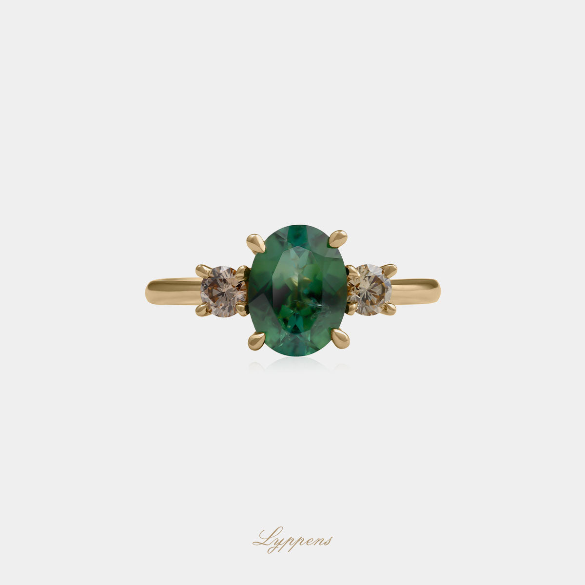 Geelgouden drie steens ring in het midden gezet met een ovaal geslepen groene toermalijn en geflankeerd door briljant geslepen bruine diamant.