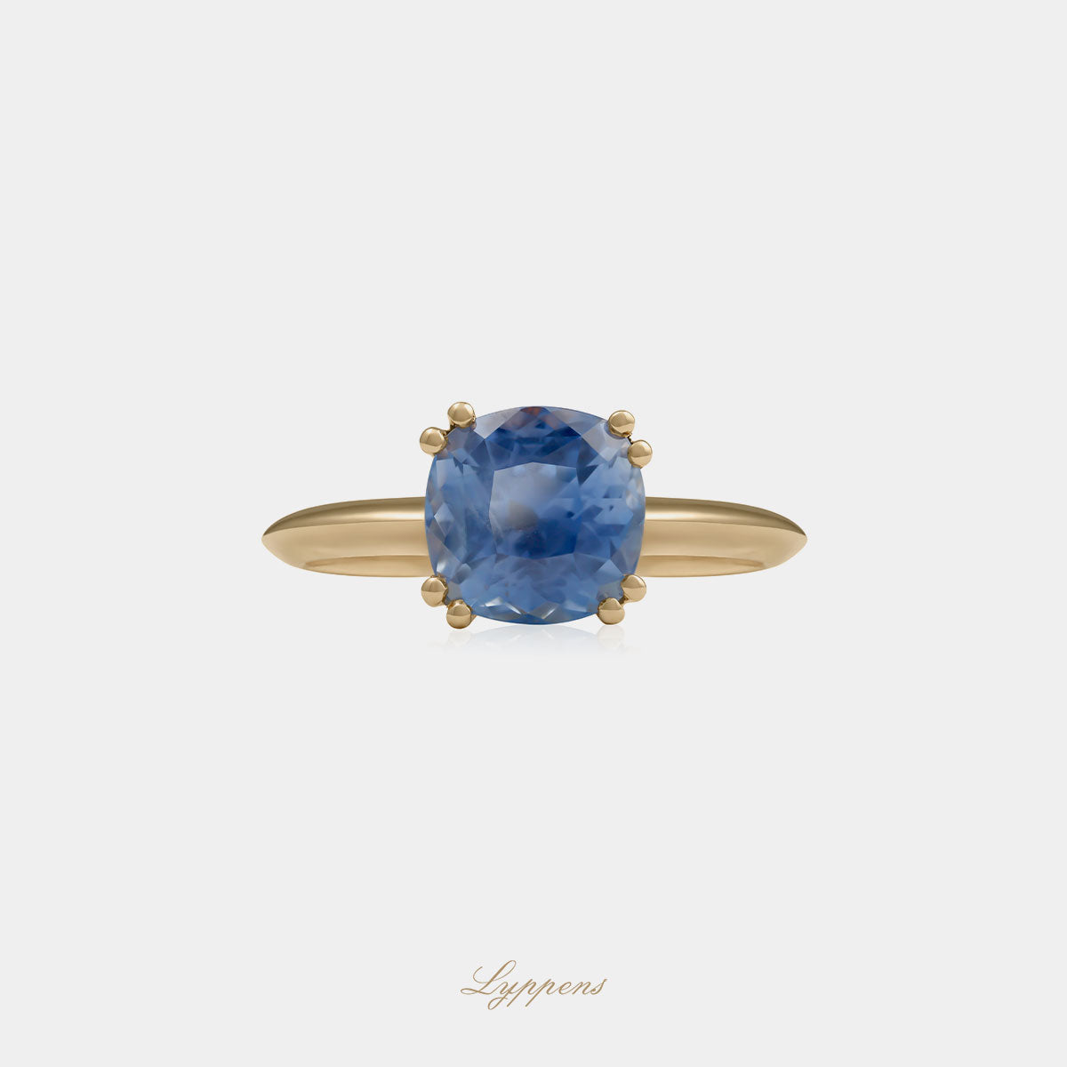 Geelgouden solitair ring gezet met een cushion geslepen saffier met een grote van 2.75ct.