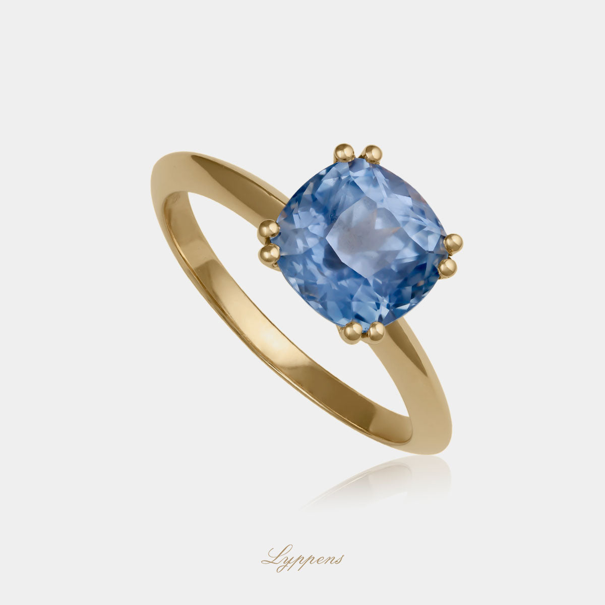 Geelgouden solitair ring gezet met een cushion geslepen saffier met een grote van 2.75ct.