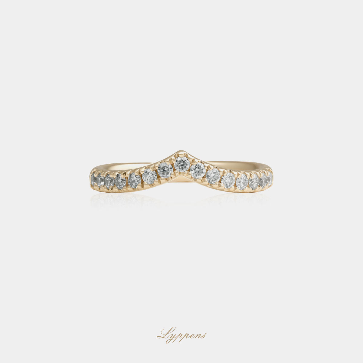 18kt geelgouden v-vormige ring gezet met briljant geslepen diamant met een totaalgewicht van 0.32ct.