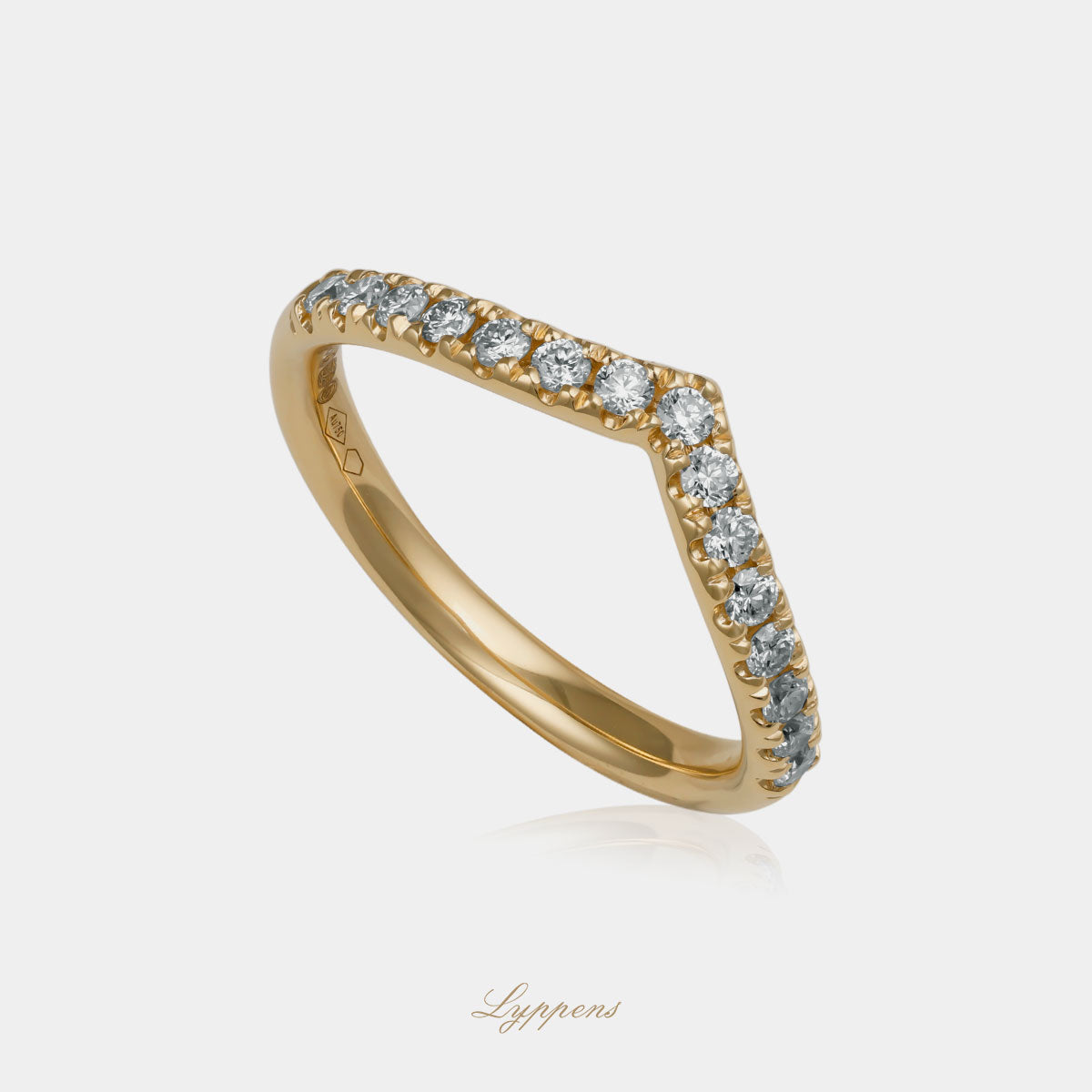 18kt geelgouden v-vormige ring gezet met briljant geslepen diamant met een totaalgewicht van 0.32ct.