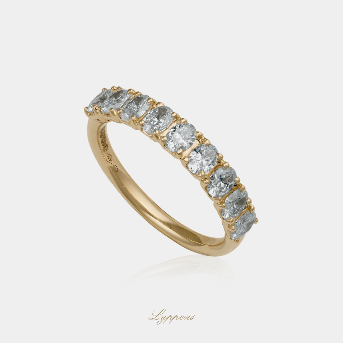 18kt geelgouden rijring gezet met ovaal geslepen diamant met een totaalgewicht van 1.01ct.