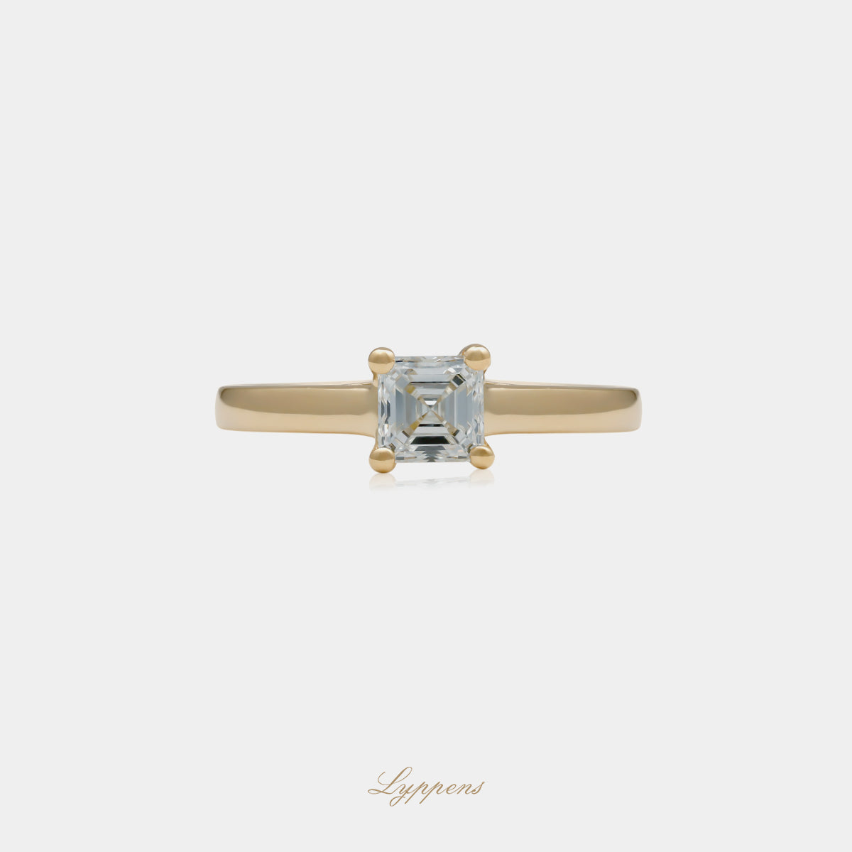 Yellow gold solitaire ring with diamond
