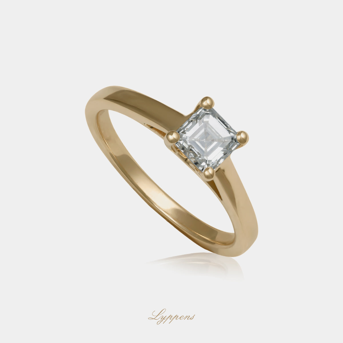 Yellow gold solitaire ring with diamond