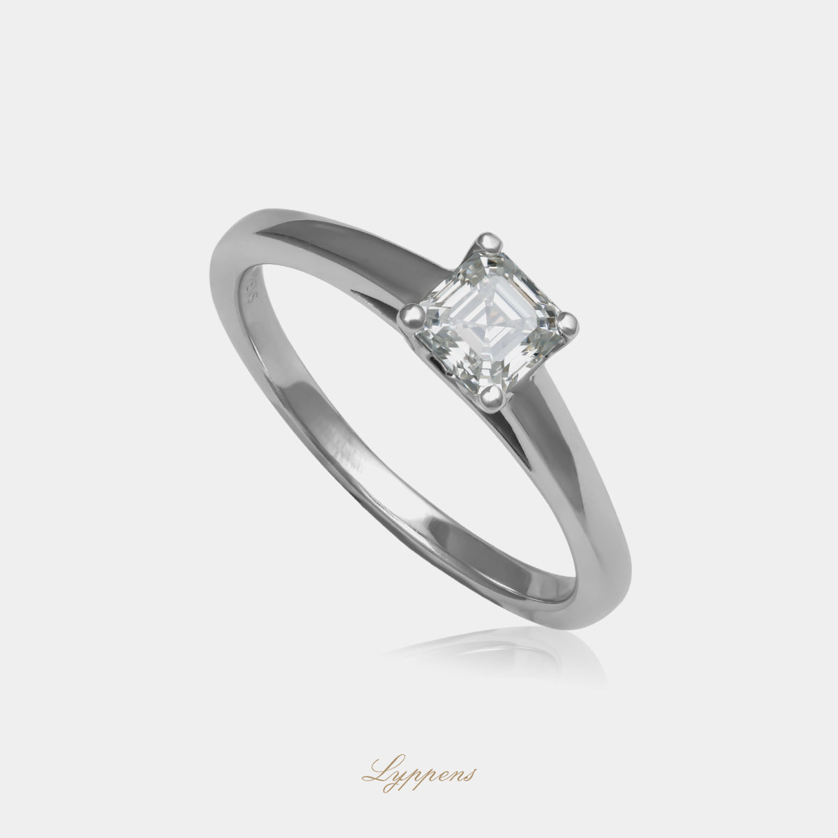 White gold solitaire ring with diamond