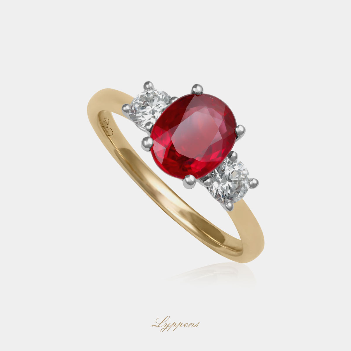 Geel- en witgouden ring met ovale robijn en diamanten