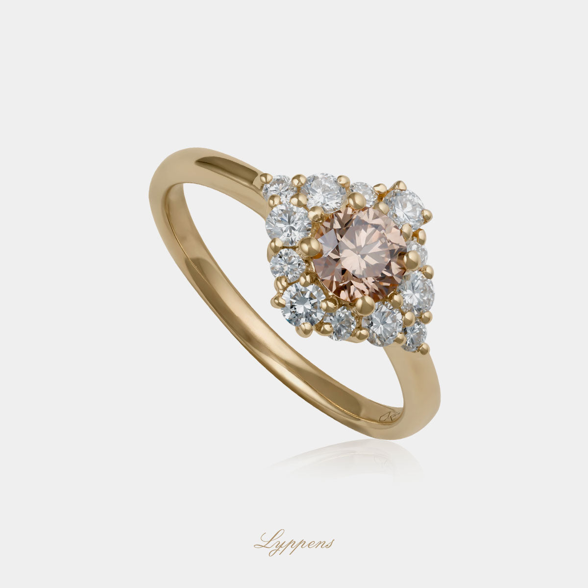 18kt geelgouden entourage ring in het midden gezet met een bruine diamant in een entourage van briljant geslepen diamant.