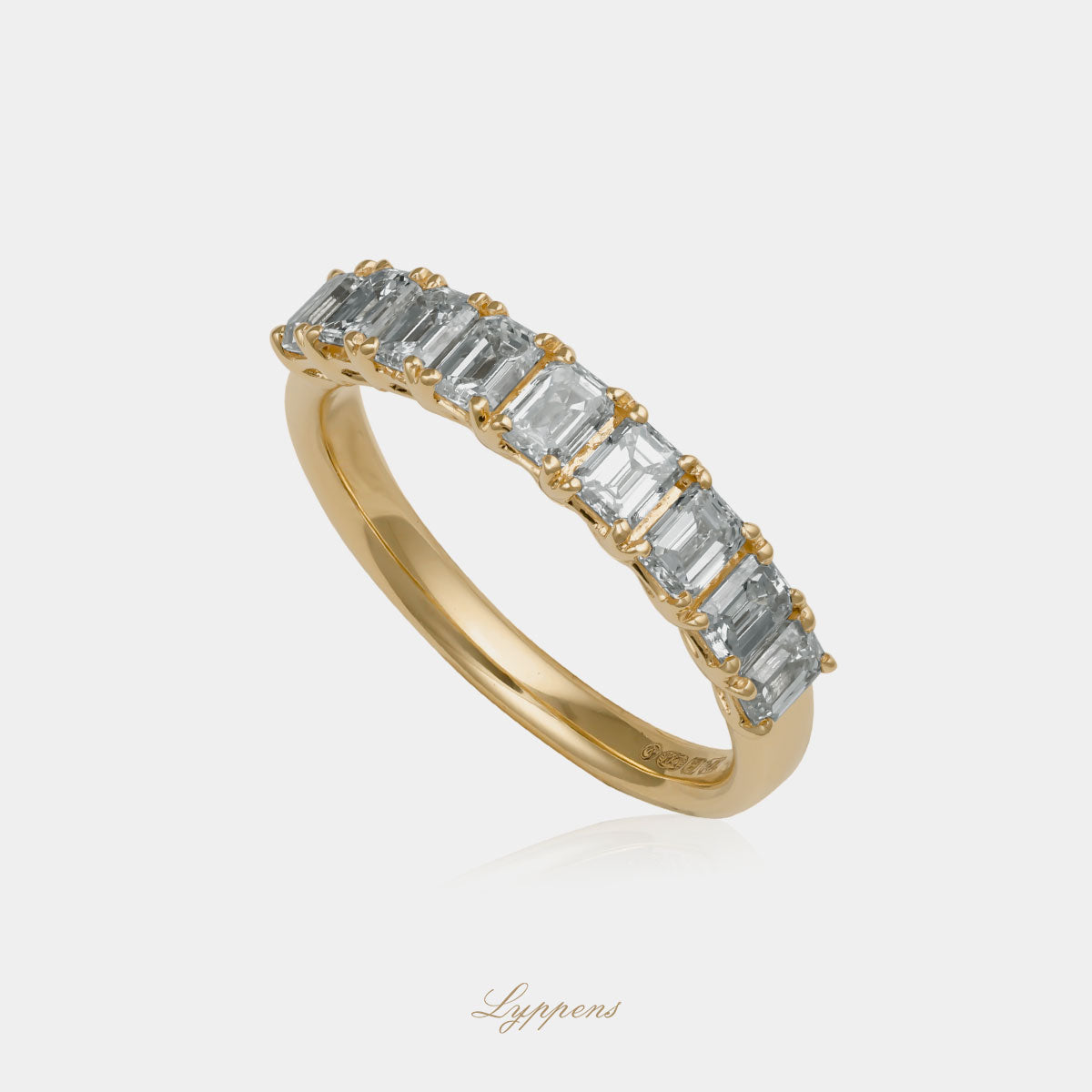 18kt geelgouden rijring gezet met smaragd geslepen diamant met een totaalgewicht van 1.28ct.