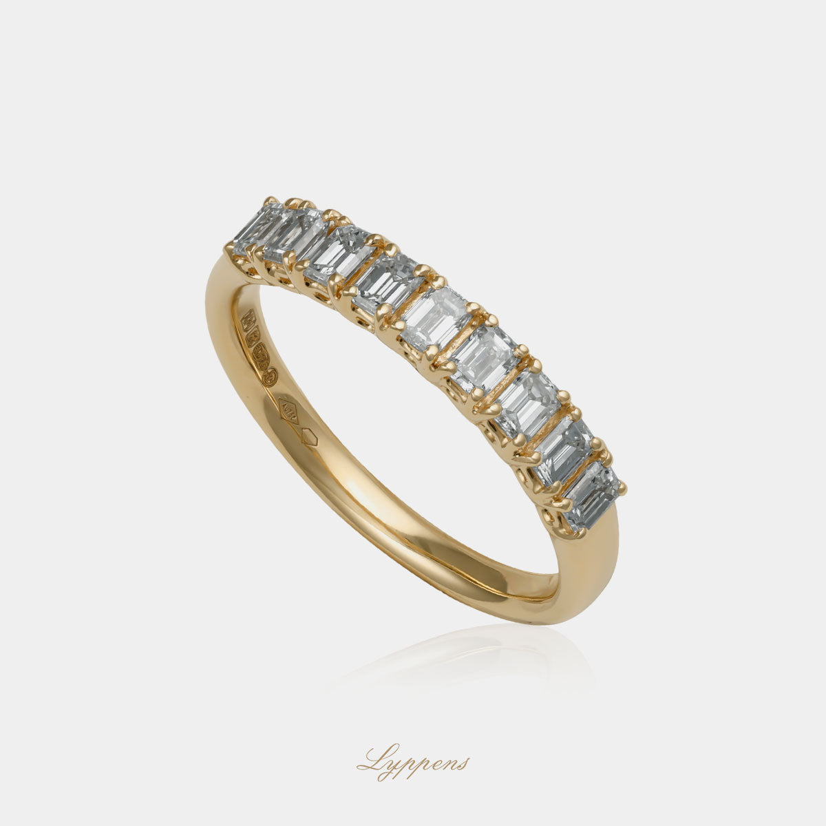 18kt geelgouden rijring gezet met smaragd geslepen diamant met een totaalgewicht van 0.75ct.