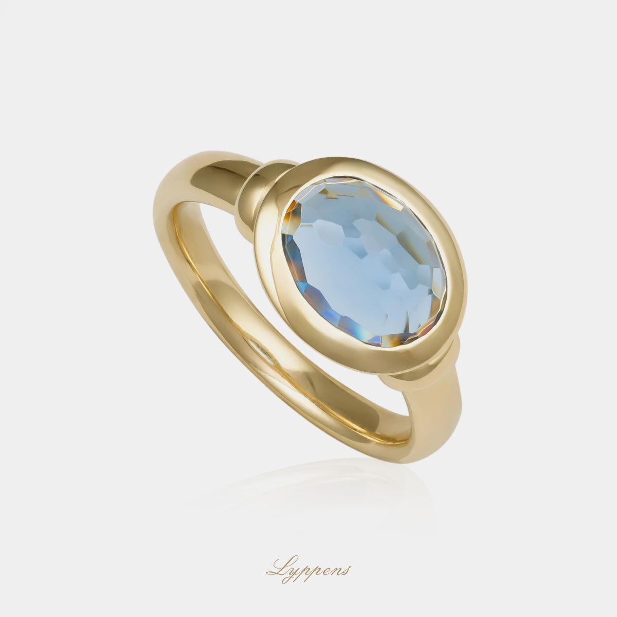 18kt geelgouden ring met ovaal gefacetteerde London blue topaas in gladomzetting