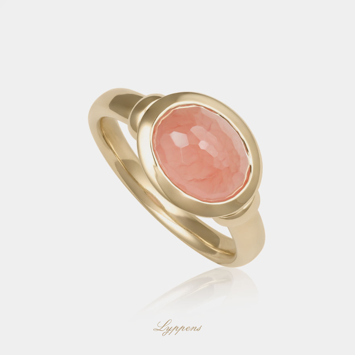18kt geelgouden ring met ovaal gefacetteerde rhodochrosiet in gladomzetting