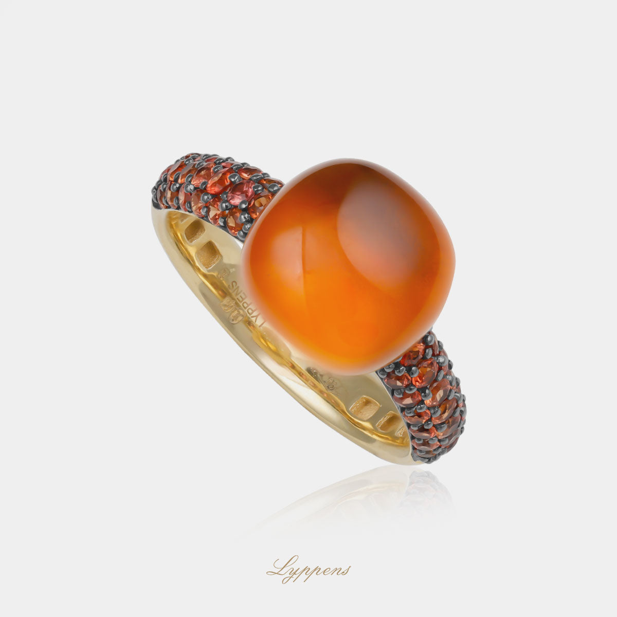 18kt geelgouden ring met cabochon citrien en pavé rode saffier