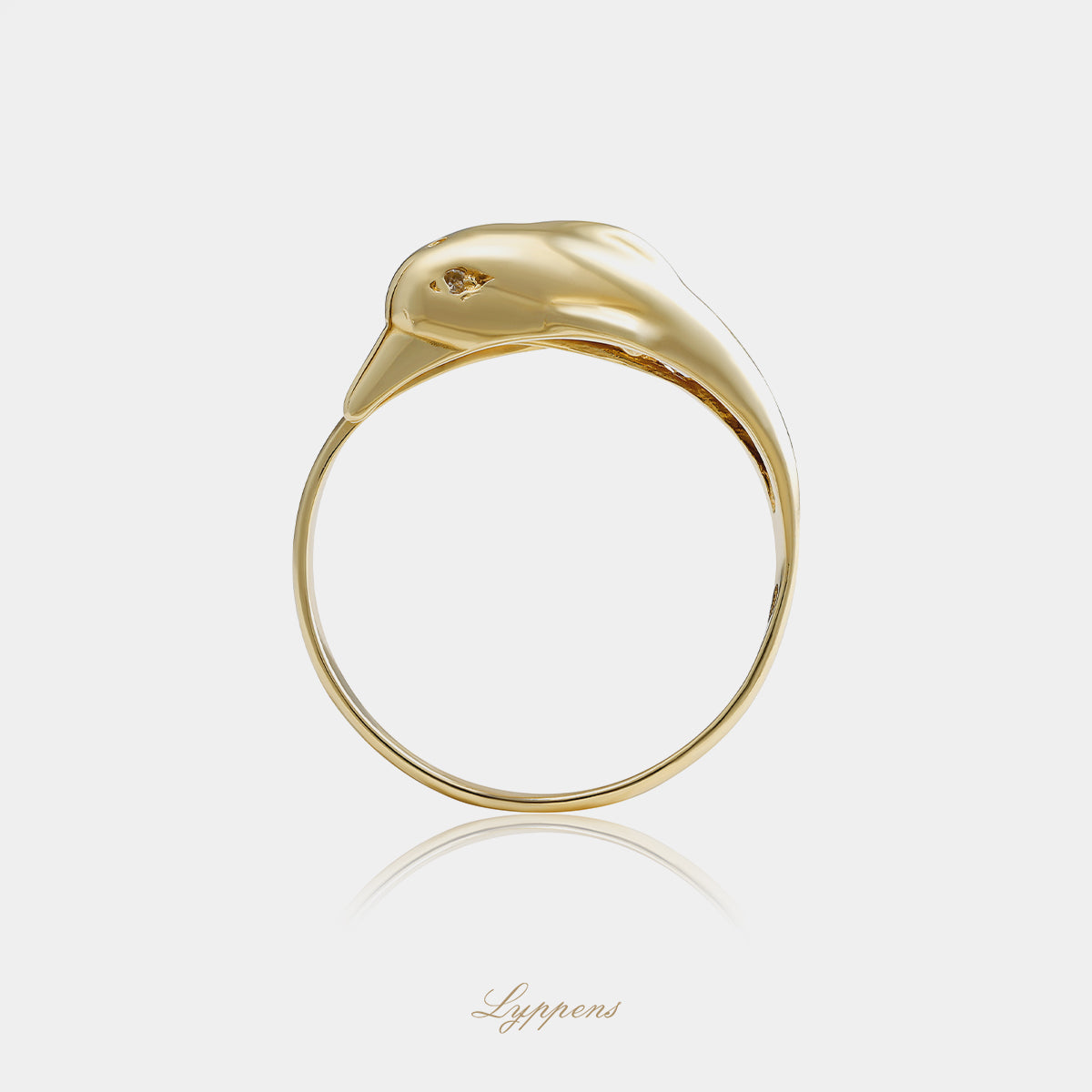 14kt geelgouden ring met dolfijnmotief, witgouden staart en ogen gezet met achtkant geslepen diamanten