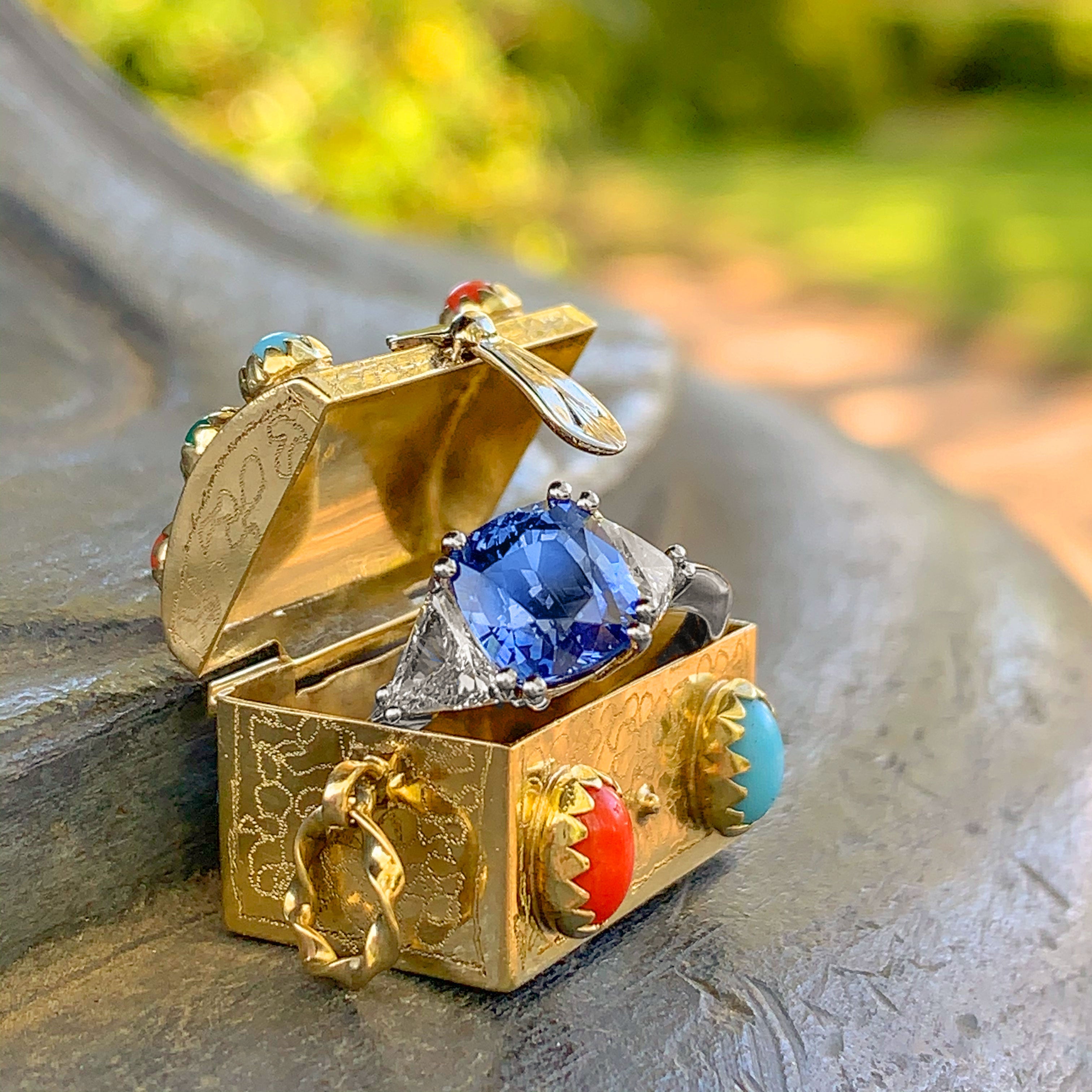 Witgouden ring met saffier en diamant in een vintage schatkist hanger.