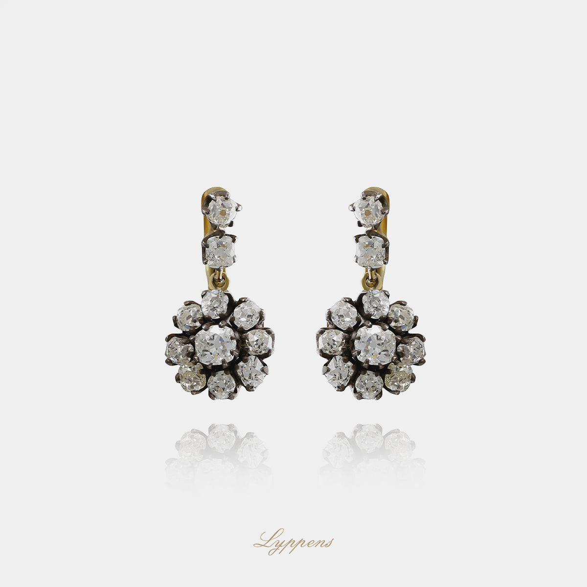14kt geelgouden antieke entourage oorhangers met Bolsjewiek geslepen diamanten van in totaal ca. 3.70ct, gezet in zilver op zilverfolie