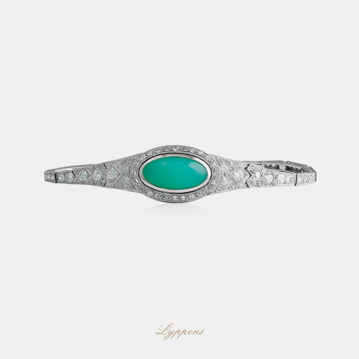Platina Art Deco armband met ovaal geslepen chrysopraas, oud briljant geslepen diamanten en millegrain details