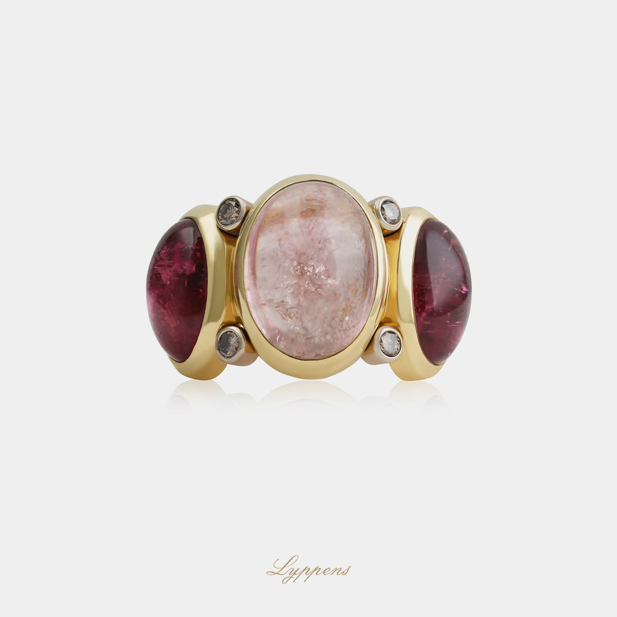 18kt geelgouden vintage ring met ovale cabochon rubelliet en bruine briljant diamant ca. 0.18ct