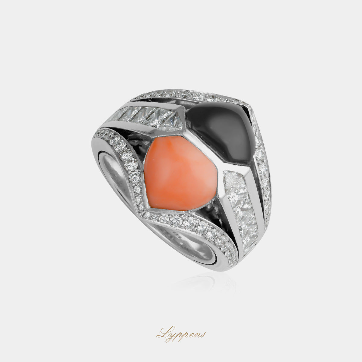18kt witgouden vintage ring met onyx, koraal en diamanten, symmetrisch gezet