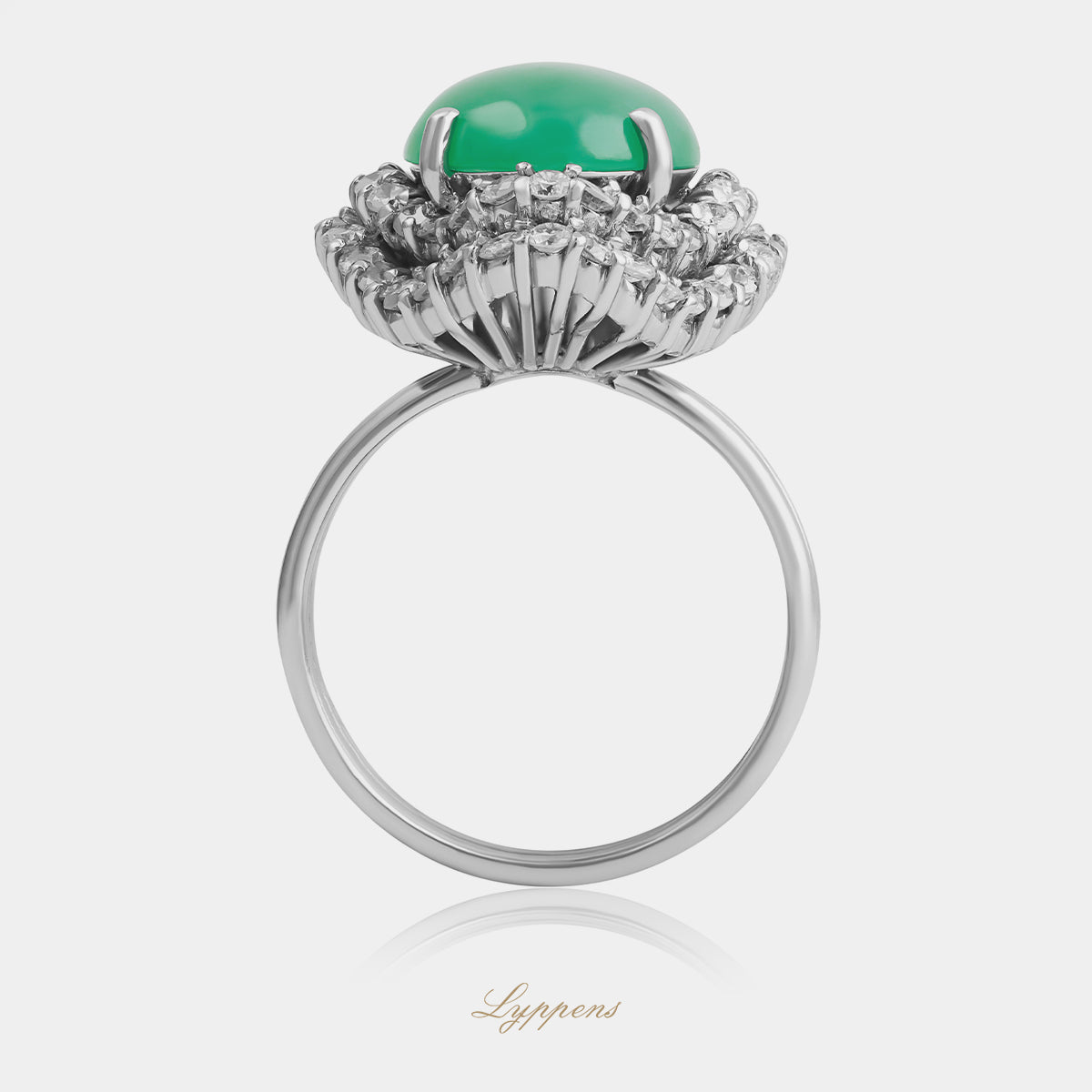 Witgouden vintage jade ring met diamanten entourage ca. 1.15ct briljant geslepen diamant