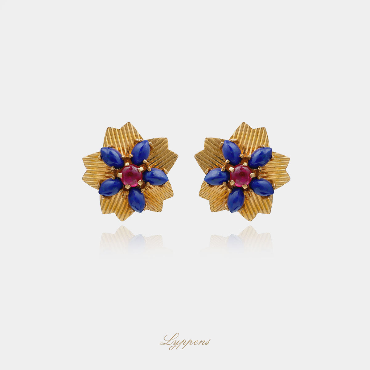 18kt geelgouden vintage jaren '60 oorstekers in bloemvorm met geribbelde blaadjes, cabochon geslepen robijn en lapis lazuli, handgemaakt Frans design