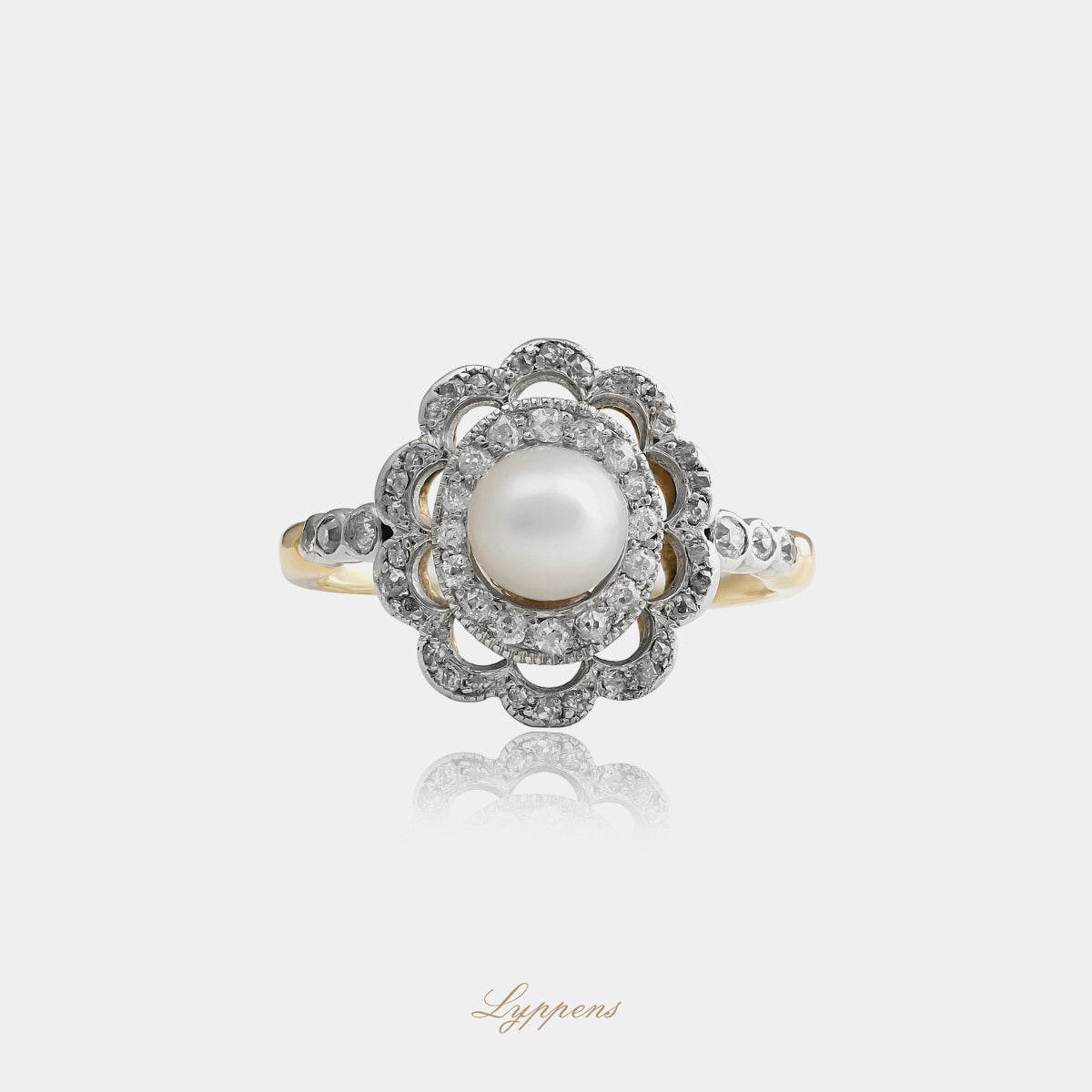 18kt geelgouden antieke Belle Époque ring uit circa 1890 met witte parel en opengewerkte platina bloemzetting met ca. 0.50ct oud geslepen diamant