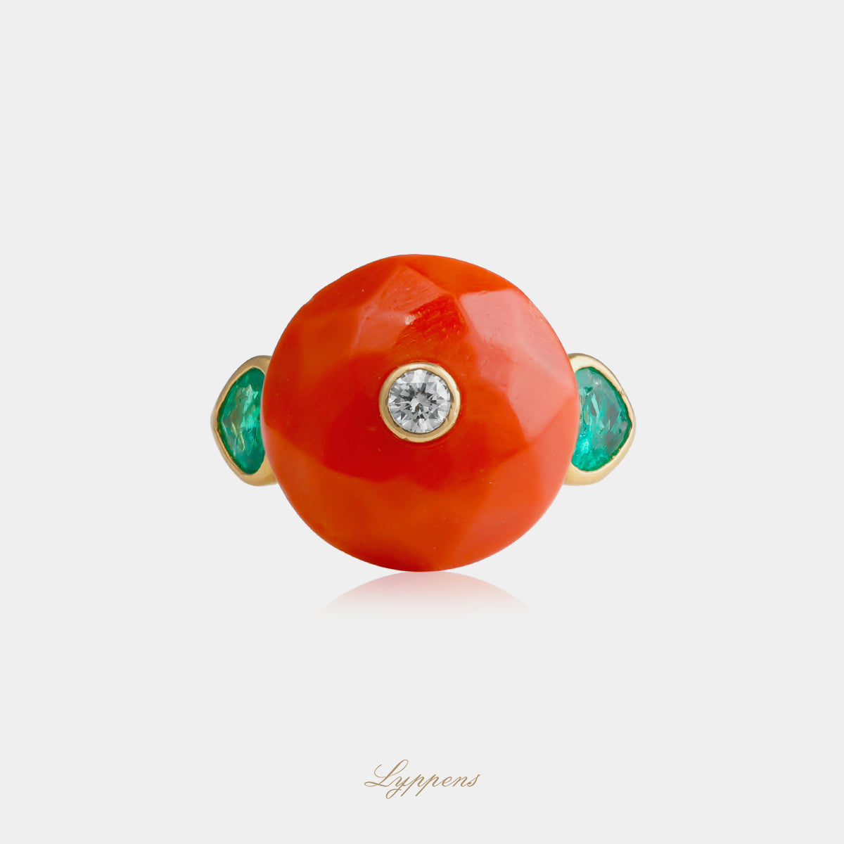 18kt geelgouden vintage ring met rond geslepen koraal, 0.10ct briljant diamant en hartvormige smaragd