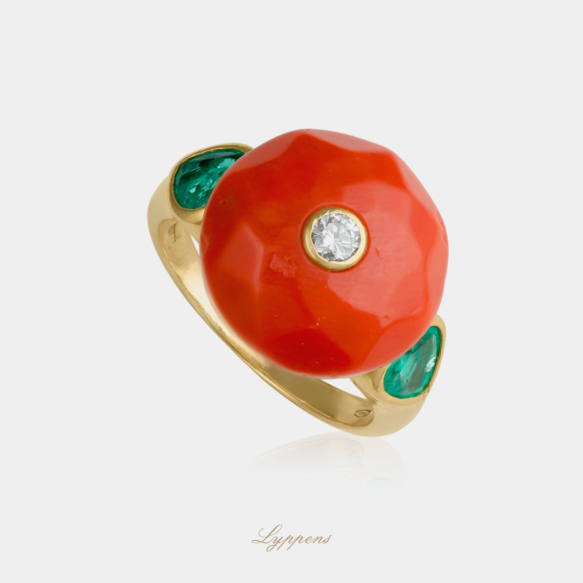18kt geelgouden vintage ring uit Italië met koraal, diamant en smaragd