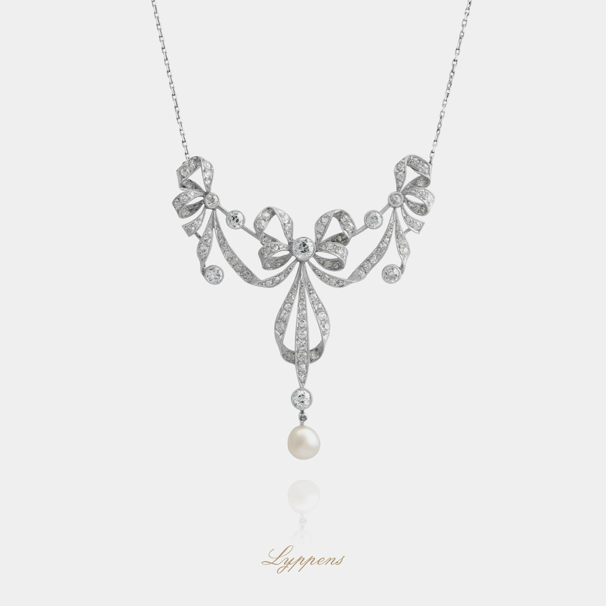 Platina Belle Époque collier met strikvormige hanger, roos- en oud briljant geslepen diamanten van ca. 1.50ct