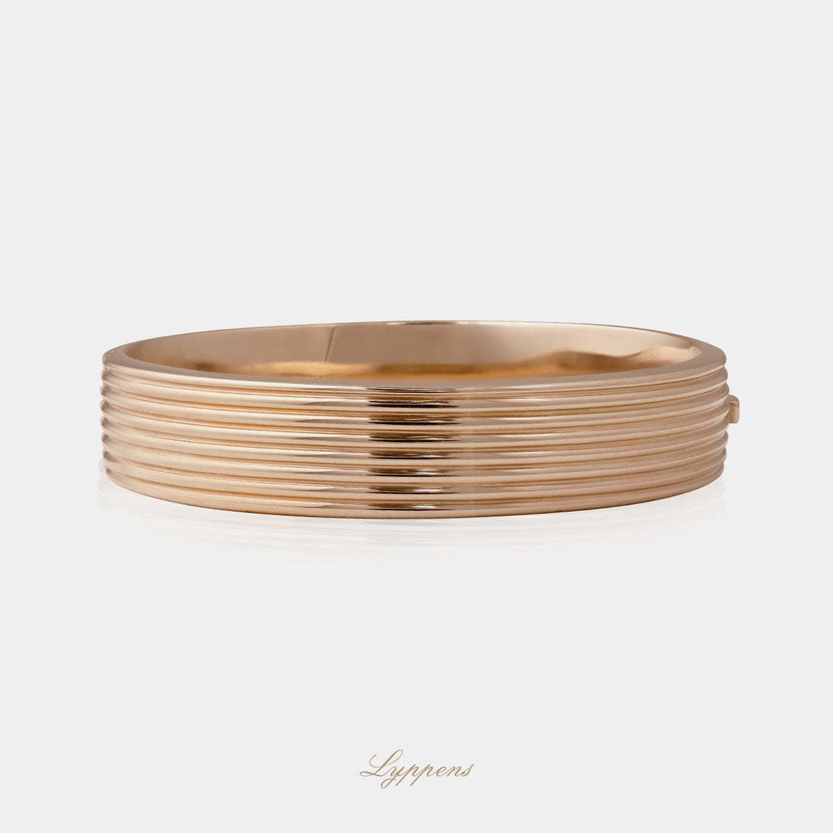 Roségouden vintage bangle armband met horizontale lijnen.