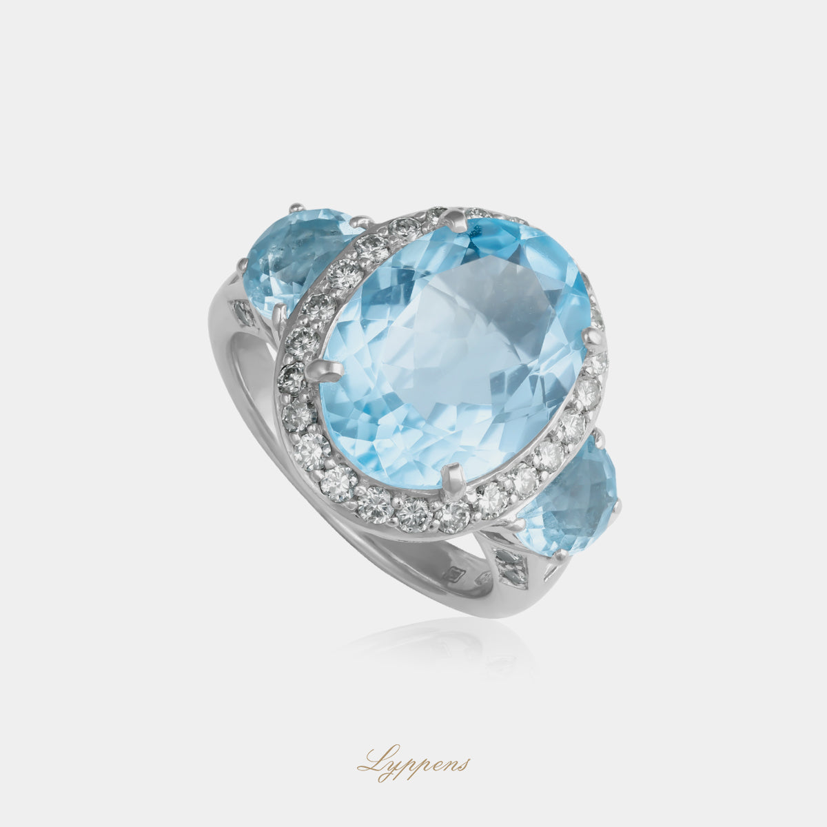 18kt witgouden vintage ring met topaas en rijk bezette diamanten scheen